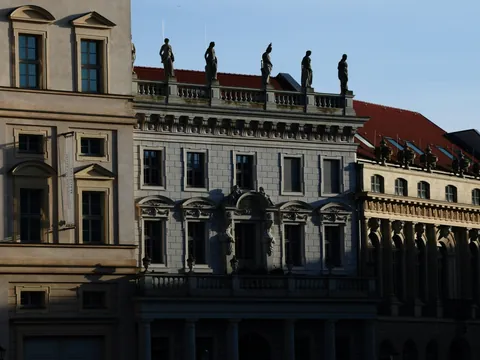 Fachadas barrocas y neoclásicas históricas con estatuas en el tejado en el centro de Potsdam, Alemania.