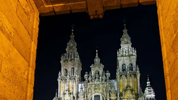 free tour Santiago Compostela nocturno Teatralizado Meigas Fora visita guiada gratuita Galicia
