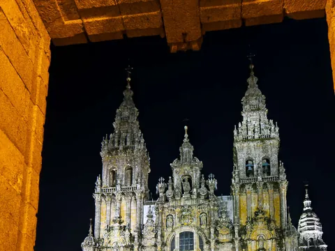 free tour Santiago Compostela nocturno Teatralizado Meigas Fora visita guiada gratuita Galicia