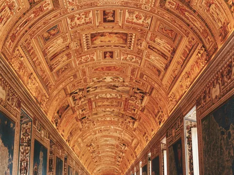 Techo dorado de la Galería de los Mapas en los Museos Vaticanos, Roma.