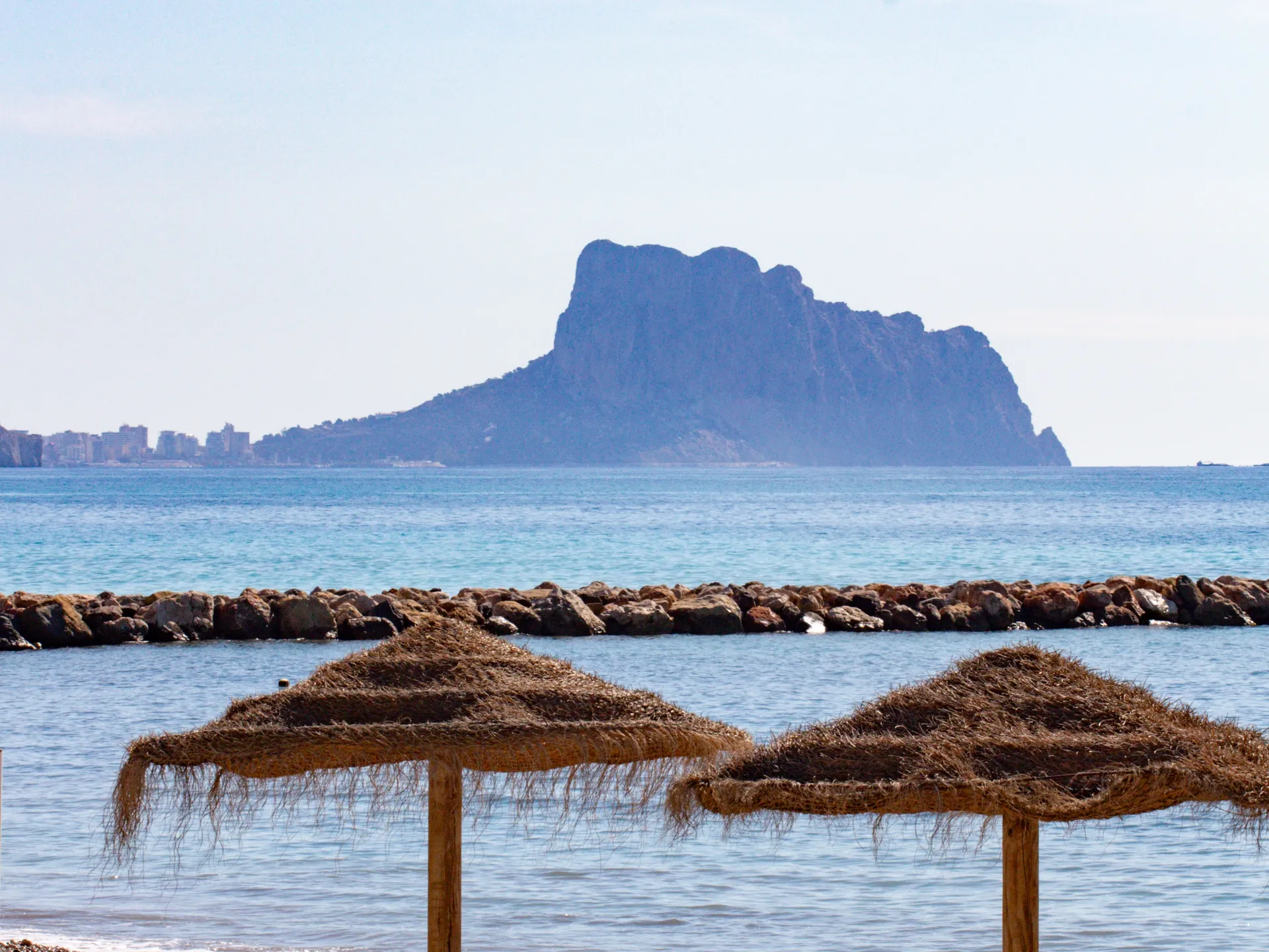 vista desde la playa de la Roda