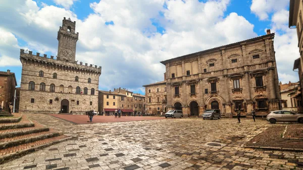 Piazza Grande de Montepulciano, ubicada en la provincia de Siena, Italia