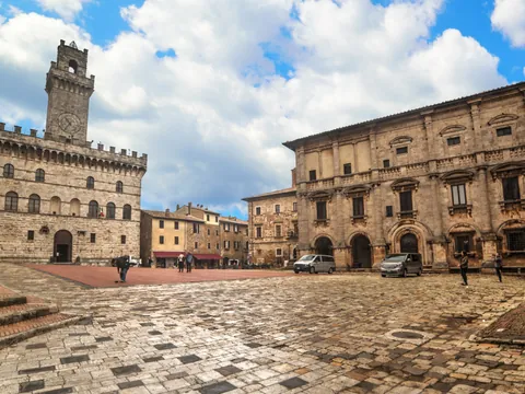 Piazza Grande de Montepulciano, ubicada en la provincia de Siena, Italia