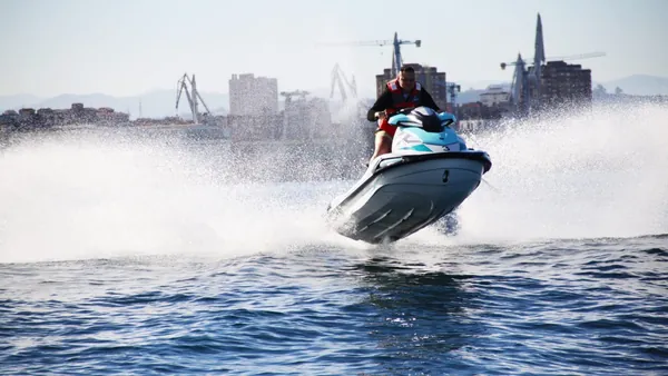 Moto de agua en pleno salto en Gijón