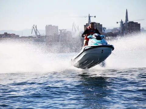 Moto de agua en pleno salto en Gijón