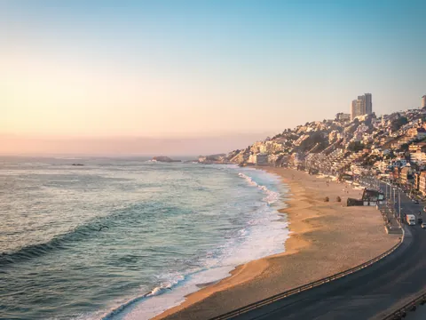 La Playa de Reñaca al atardecer, donde pararemos como última parada de nuestra excursión.
