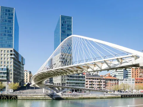 Puente Zubizuri y Torres Isozaki sobre la ría de Bilbao en el Bilbao moderno