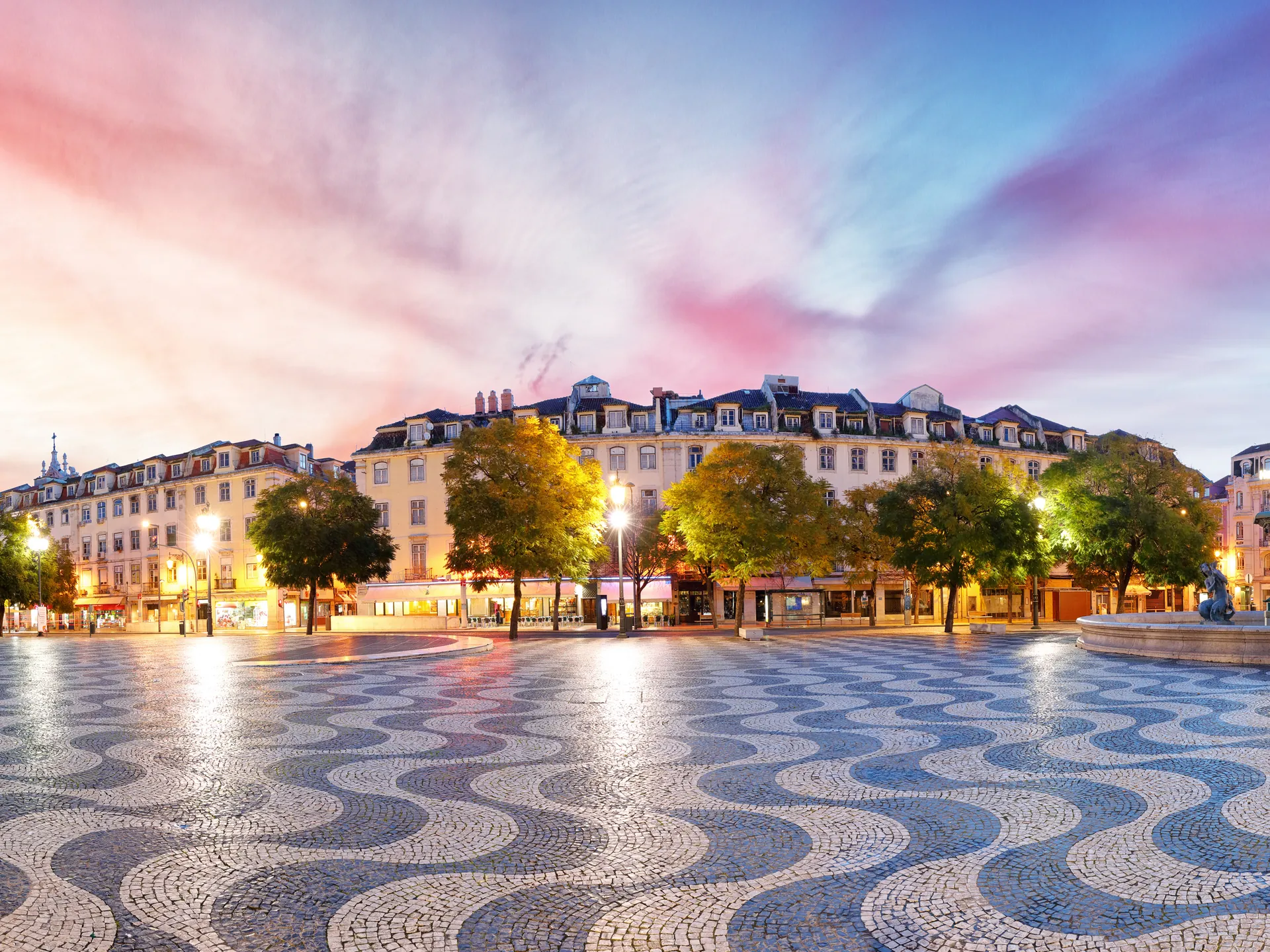 Plaza del Rossio en Lisboa con fuente y teatro y su típica calzada portuguesa