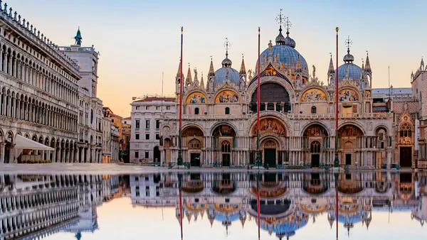 Reflejo de la Basílica de San Marcos al amanecer en Venecia