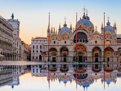 Reflejo de la Basílica de San Marcos al amanecer en Venecia