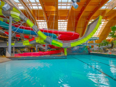 Zona infantil con toboganes en Therme Bucuresti, un centro ideal para ir de excursión con niños desde Bucarest.