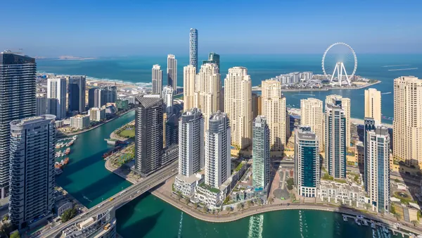 Enormes rascacielos desde las alturas del barrio Dubai Marina.