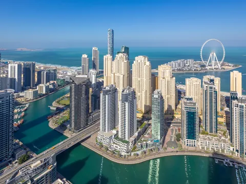 Enormes rascacielos desde las alturas del barrio Dubai Marina.