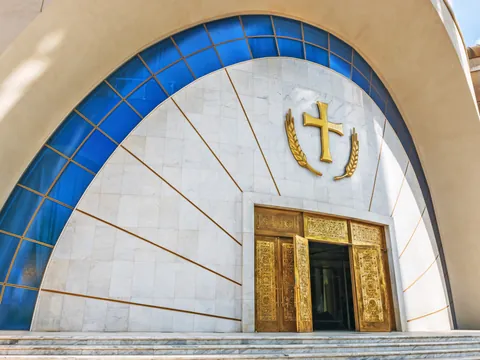 Fachada de la Catedral Ortodoxa de la Resurrección de Cristo, un original lugar sagrado.