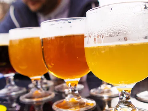 Vasos de cerveza artesanal en una cata al aire libre en Brujas, Bélgica
