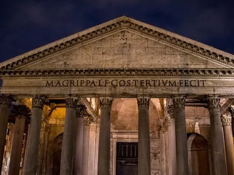 Pórtico iluminado del Panteón de Agripa en la Plaza de la Rotonda de Roma.