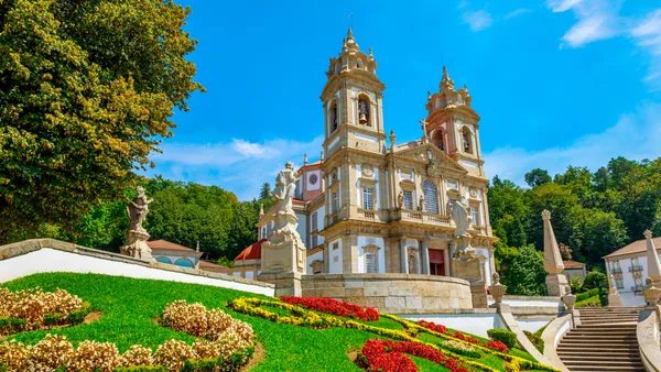 Santuario de Bom Jesus do Monte en Braga con jardines floridos y escalinata.