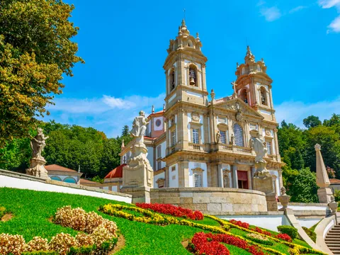 Santuario de Bom Jesus do Monte en Braga con jardines floridos y escalinata.