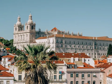 Vista del Monasterio de São Vicente de Fora sobre los tejados del barrio de Alfama.
