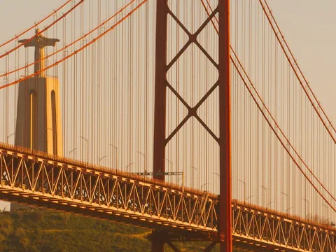 Puente 25 de Abril y Cristo Rei al atardecer en Lisboa