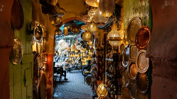 Puesto de lámparas artesanales en el zoco de Marrakech, Marruecos