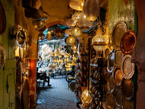 Puesto de lámparas artesanales en el zoco de Marrakech, Marruecos