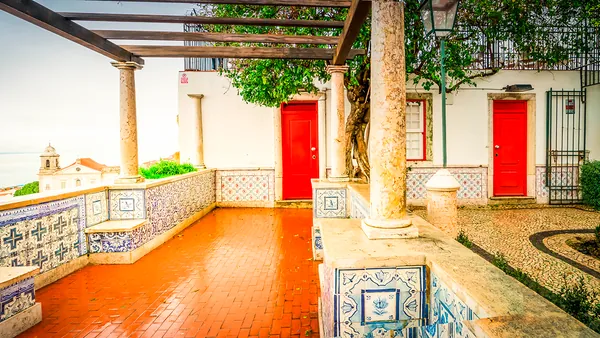 Mirador con azulejos y puertas rojas en el barrio de Alfama en Lisboa