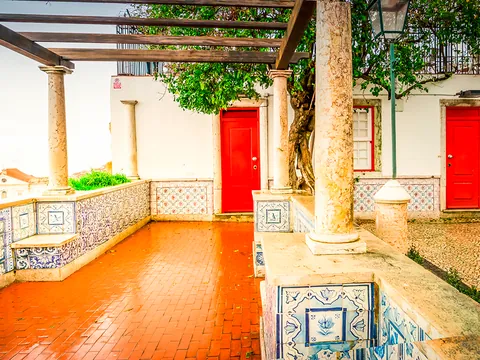 Mirador con azulejos y puertas rojas en el barrio de Alfama en Lisboa