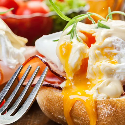 Tostada de huevo benedict en un brunch