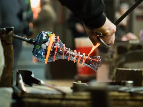 Creación artesanal de vidrio en un taller tradicional de Murano, Venecia