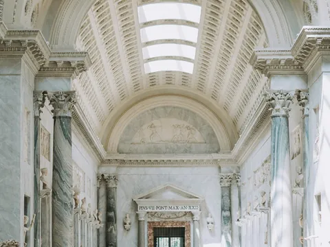 Sala luminosa con columnas y relieves de mármol en los Museos Vaticanos, Ciudad del Vaticano.