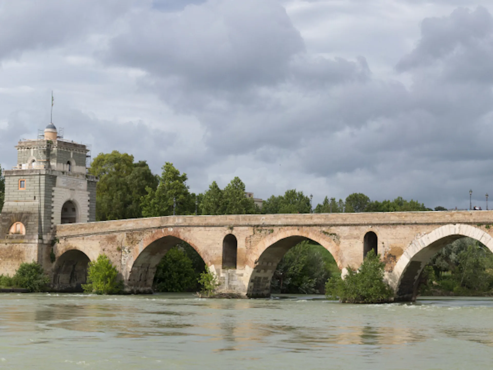 Puente Milvio de Roma visto desde el río - Río Tíber y sus puentes - Qué ver en Roma - Guía de Viajes Roma - Buendía Tours