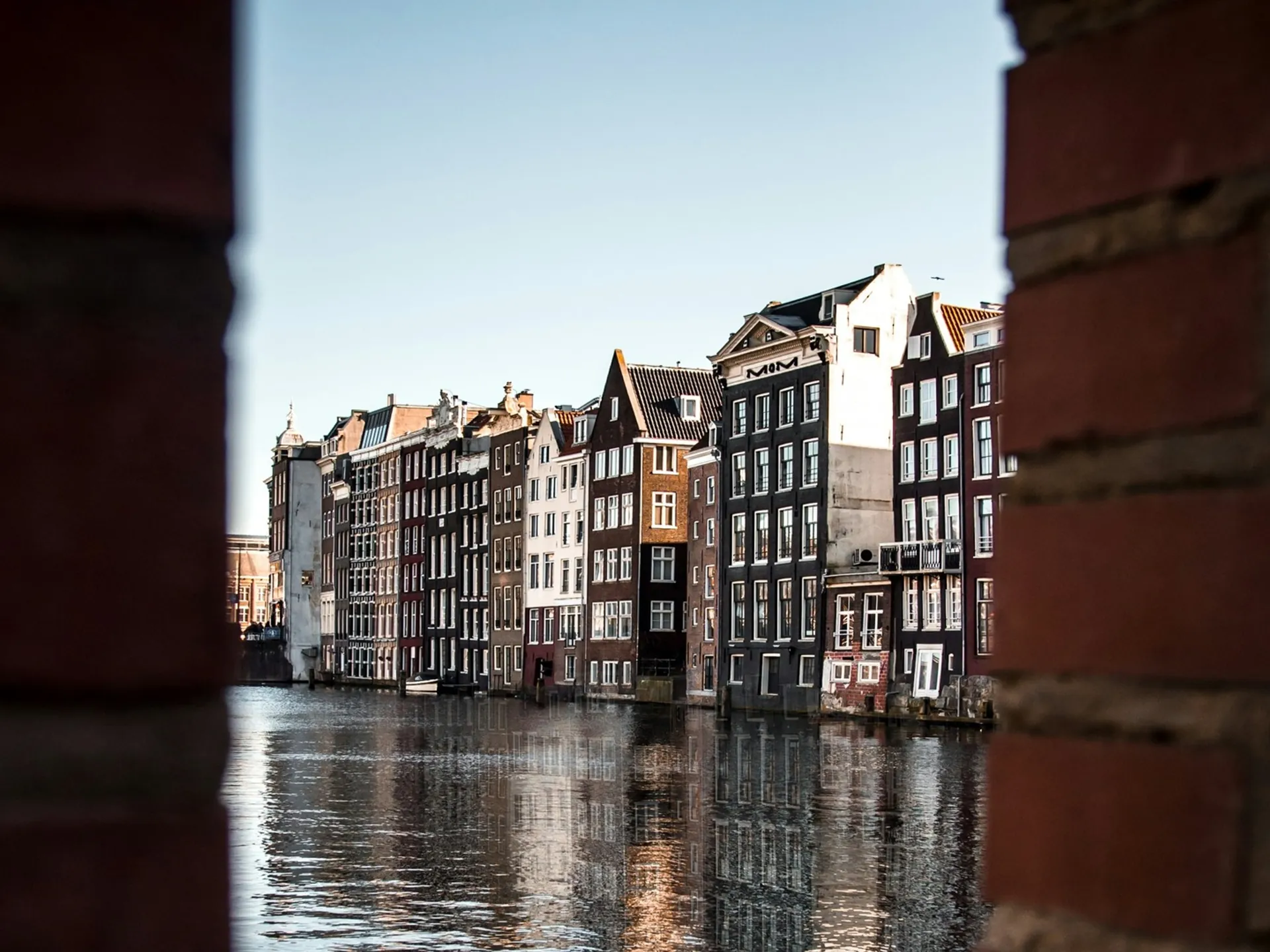 Casas tradicionales de Ámsterdam reflejadas en el canal. 