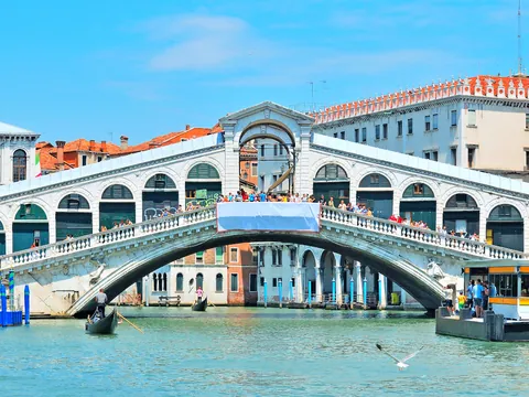 Puente de Rialto sobre el Gran Canal en el centro de Venecia