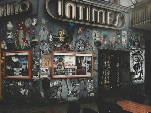 Fachada del cine Intimes cubierta de arte urbano y pegatinas en Berlín
