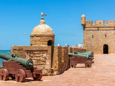 Cañones y muralla del puerto de Essaouira, Marruecos
