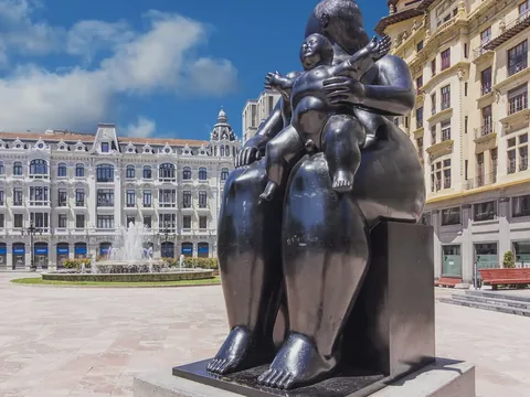 Escultura "La Maternidad" de Botero en la Plaza de la Escandalera de Oviedo