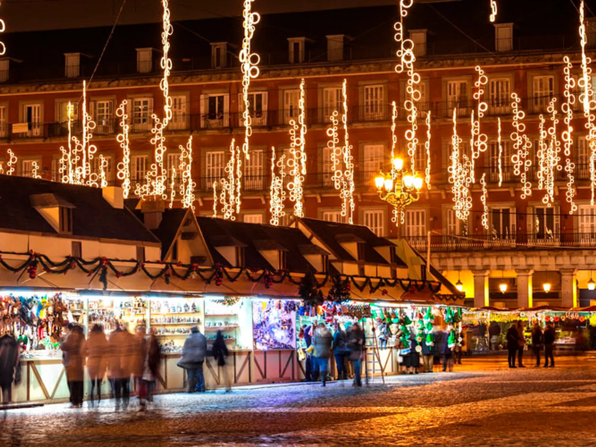 La Plaza Mayor de Madrid  - Los mejores Mercadillos de Navidad en Europa 2022 - Blog - Buendía Tours  