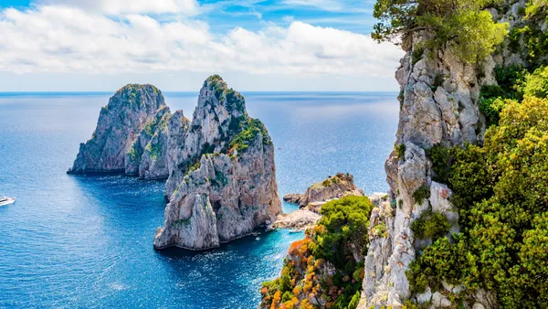 Disfruta de Capri en esta excursión desde Sorrento y navega por el Mediterráneo en barco.