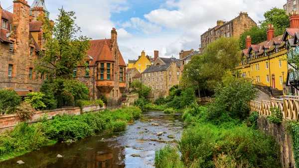 Encantadora vista de Dean Village, con casas de piedra tradicionales a orillas del río Water of Leith.