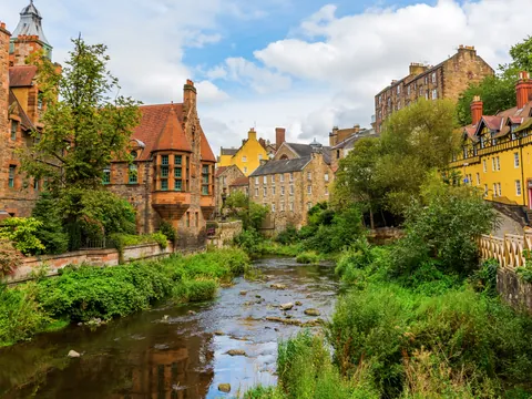 Encantadora vista de Dean Village, con casas de piedra tradicionales a orillas del río Water of Leith.