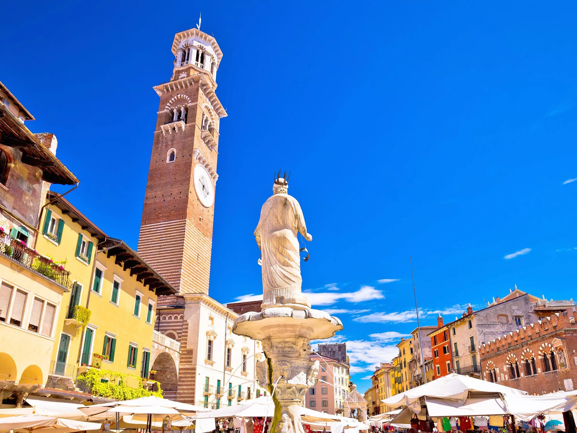 Piazza delle Erbe - Qué ver en Verona - Guía de viaje Verona - Buendía Tours