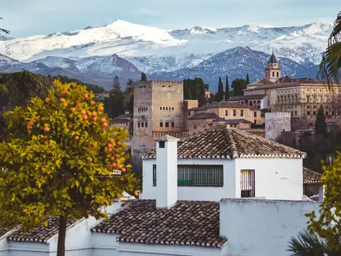 Vistas de la Alhambra de Granada con Sierra Nevada nevada al fondo