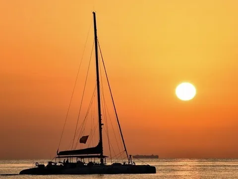 paseo catamarán Puesta Sol Denia barco Crucero Cava Costa Blanca Alicante Comunidad Valencia