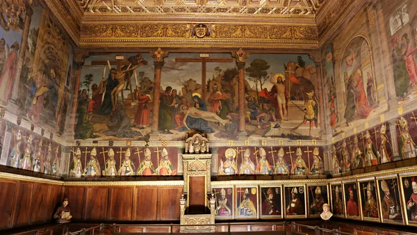 La Sala Capitular, el lugar donde los miembros del cabildo se reúnen para discutir asuntos administrativos, litúrgicos y disciplinarios.