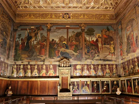 La Sala Capitular, el lugar donde los miembros del cabildo se reúnen para discutir asuntos administrativos, litúrgicos y disciplinarios.
