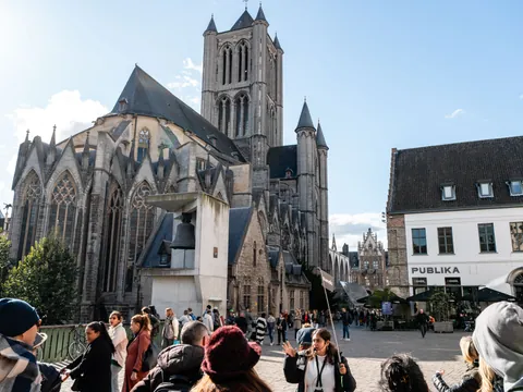 La Iglesia de San Nicolás en Gante es un ejemplo del estilo gótico de Flandes.