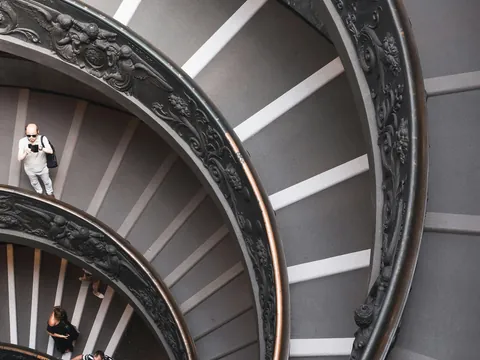 Turistas bajando por la escalera de caracol de los Museos Vaticanos
