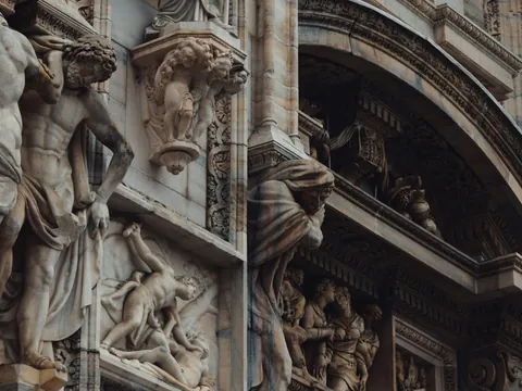 Detalles escultóricos de la fachada del Duomo de Milán en piedra tallada