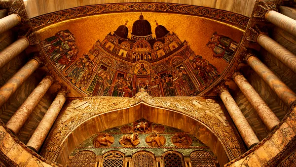Mosaicos bizantinos dorados en el interior de la Basílica de San Marcos, Venecia